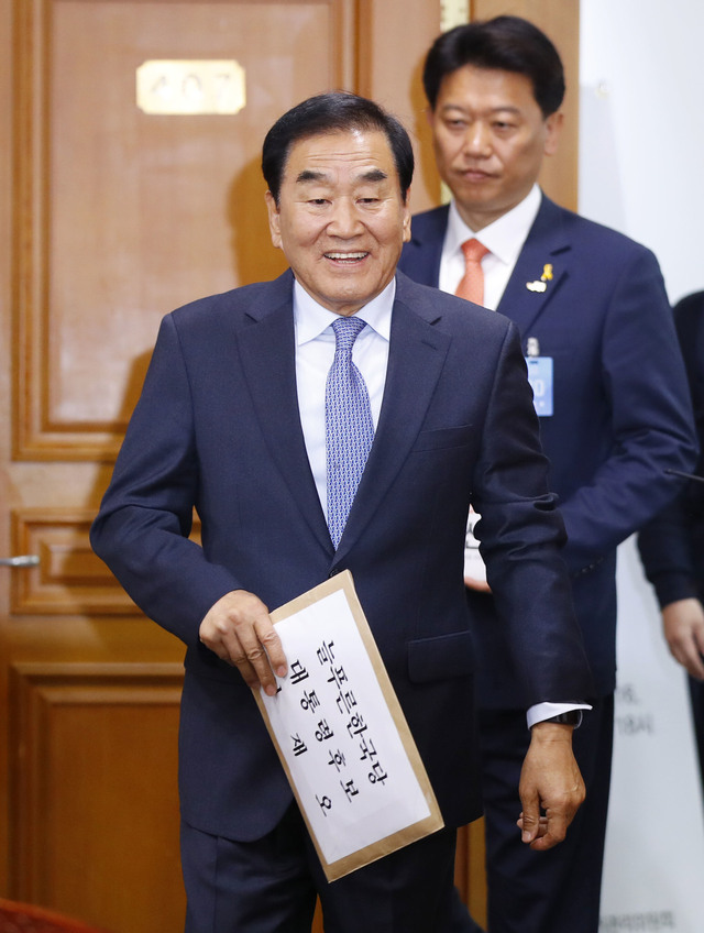 늘푸른한국당 이재오 대선후보가 15일 오전 과천 중앙선거관리위원회에서 후보 등록을 위해 입장하고 있다. 뒤는 민중연합당 김선동 대선후보. 연합뉴스