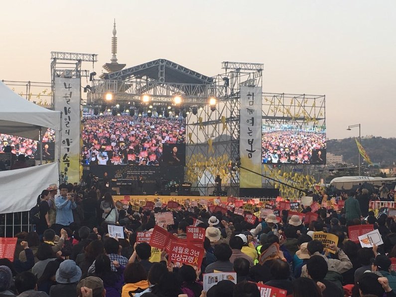 15일 오후 5시30분께, 서울 종로구 광화문광장에서 ‘박근혜 정권 퇴진 비상국민행동’이 주최한 ‘22차 범국민행동의 날’ 촛불집회가 열렸다.