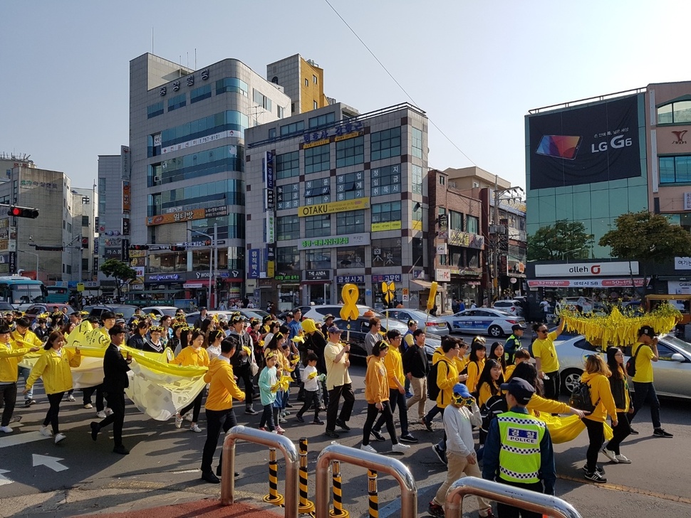 세월호 참사 3주기를 맞아 시민·학생들이 16일 오후 4시16분 제주시청에서 탑동해변공연장까지 거리행진을 벌였다.