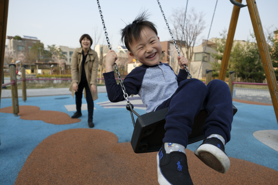 임 기자가 집 근처 놀이터에서 아이와 놀고 있다. 성남/김성광 기자