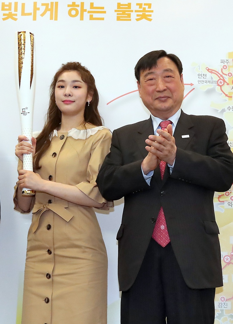 김연아가 17일 서울 프레스센터에서 열린 2018 평창겨울올림픽 성화 봉송 관련 기자회견에서 이희범 조직위원장과 포즈를 잡고 있다. 평창겨울올림픽 성화는 11월1일부터 101일 동안 전국 2018㎞를 돈다. 연합뉴스