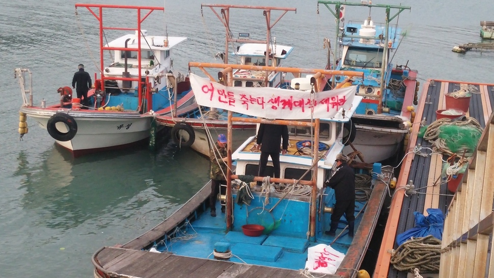 진도 동거차도 어민들이 지난달 30일 세월호 인양 때 입은 기름 피해에 항의하는 해상시위를 벌였다. 정은주 기자