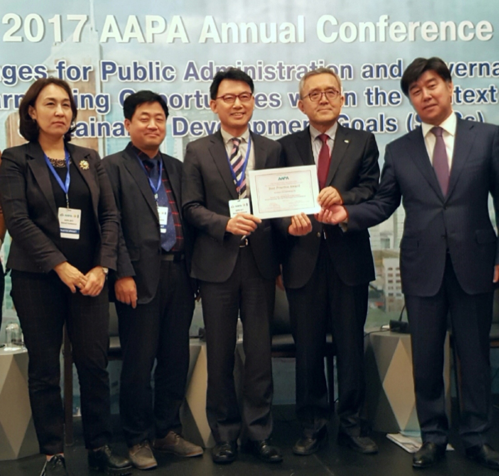 남양주시가 지난 4월13~14일 카자흐스탄 아스타나에서 열린 2017년 아시아행정학회(AAPA)에서 국내 지방정부로는 처음으로 ‘최우수혁신상’을 받았다. 남양주시 제공