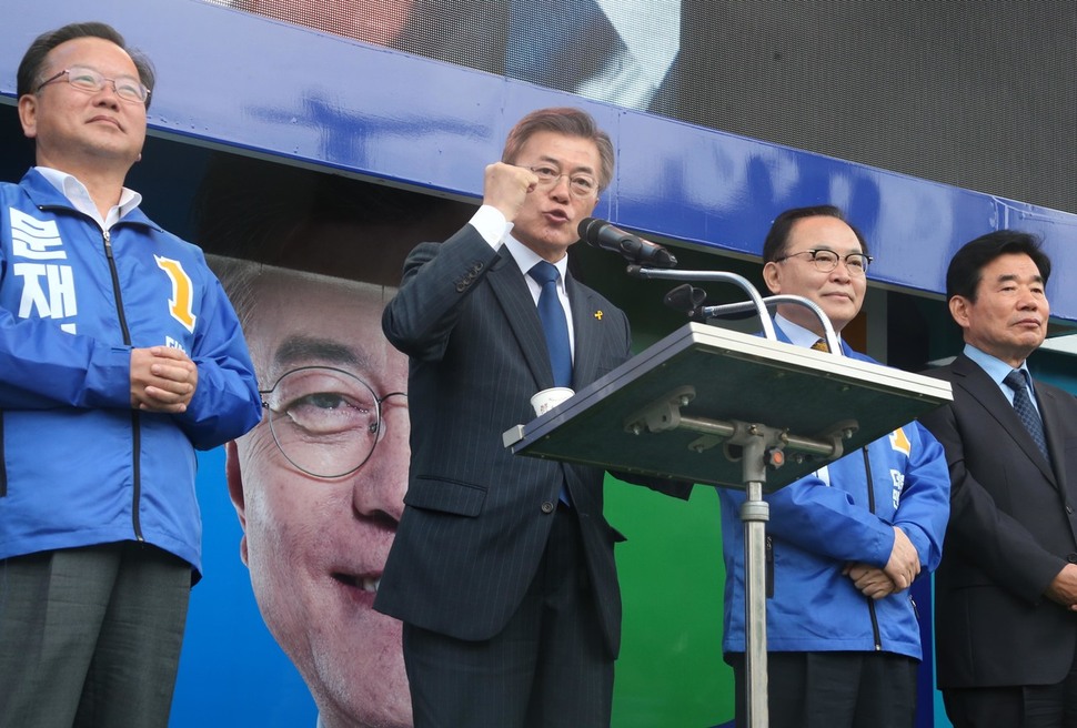 문재인 더불어민주당 대선 후보가 17일 오전 대구 경북대 북문 앞 거리에서 유세차에 올라 김부겸 의원(왼쪽)을 소개하며 지역 감정을 넘어선 지지를 호소하고 있다. 대구/이정우 선임기자 woo@hani.co.kr