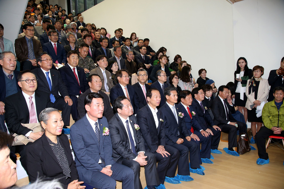 해밀학교는 18일 오후 강원 홍천 남면 용수리 옛 용수분교 터에서 인순이씨와 최문순 강원지사, 노승락 홍천군수 등 관계자 500여명이 참석한 가운데 신축교사 준공식을 열었다.  강원도청 제공