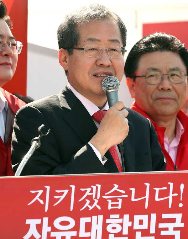 자유한국당 홍준표 대통령 후보가 18일 오전 울산 남창시장에서 지지를 호소하고 있다. 연합뉴스