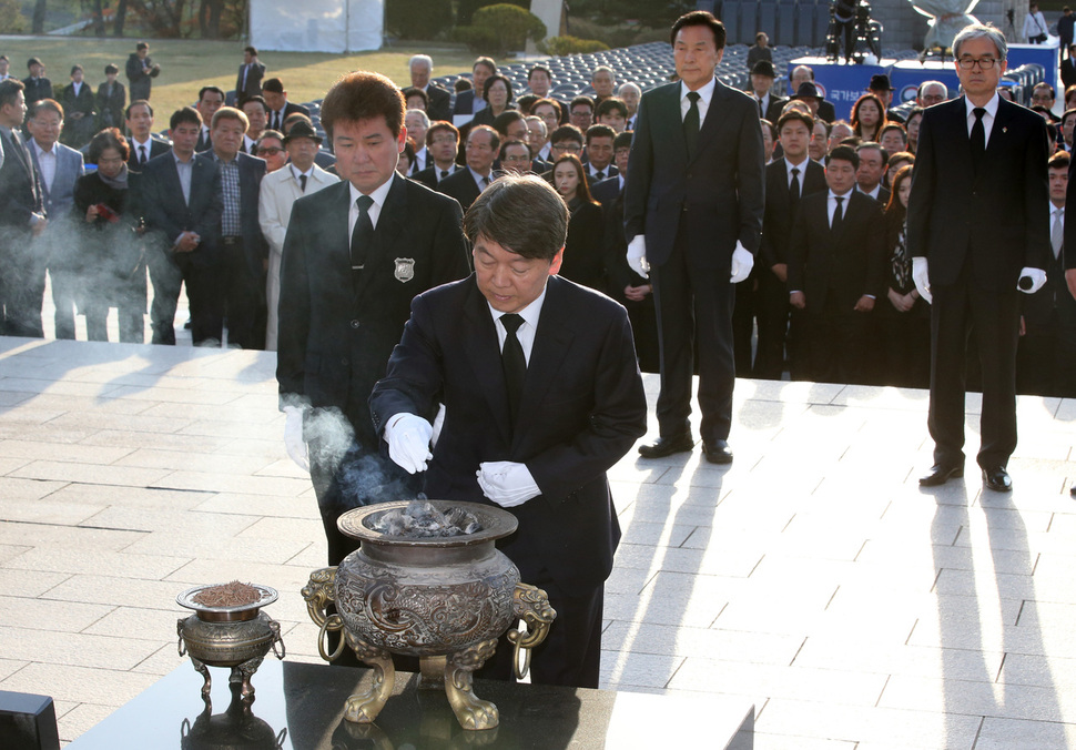 안철수 국민의당 대선후보가 19일 오전 서울 강북구 수유리 국립4.19민주묘지 4.19학생혁명기념탑 앞에서 참배하고 있다. 김태형 기자 xogud555@hani.co.kr