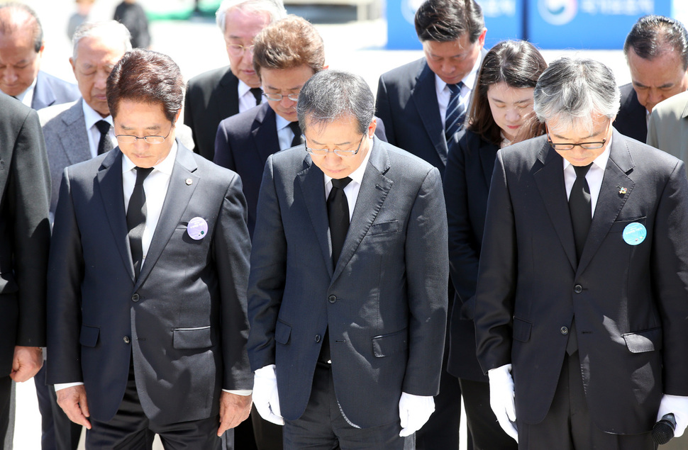 홍준표 자유한국당 대선후보가 19일 오전 서울 강북구 수유리 국립4.19민주묘지 4.19학생혁명기념탑 앞에서 참배를 하고 있다. 김태형 기자 xogud555@hani.co.kr