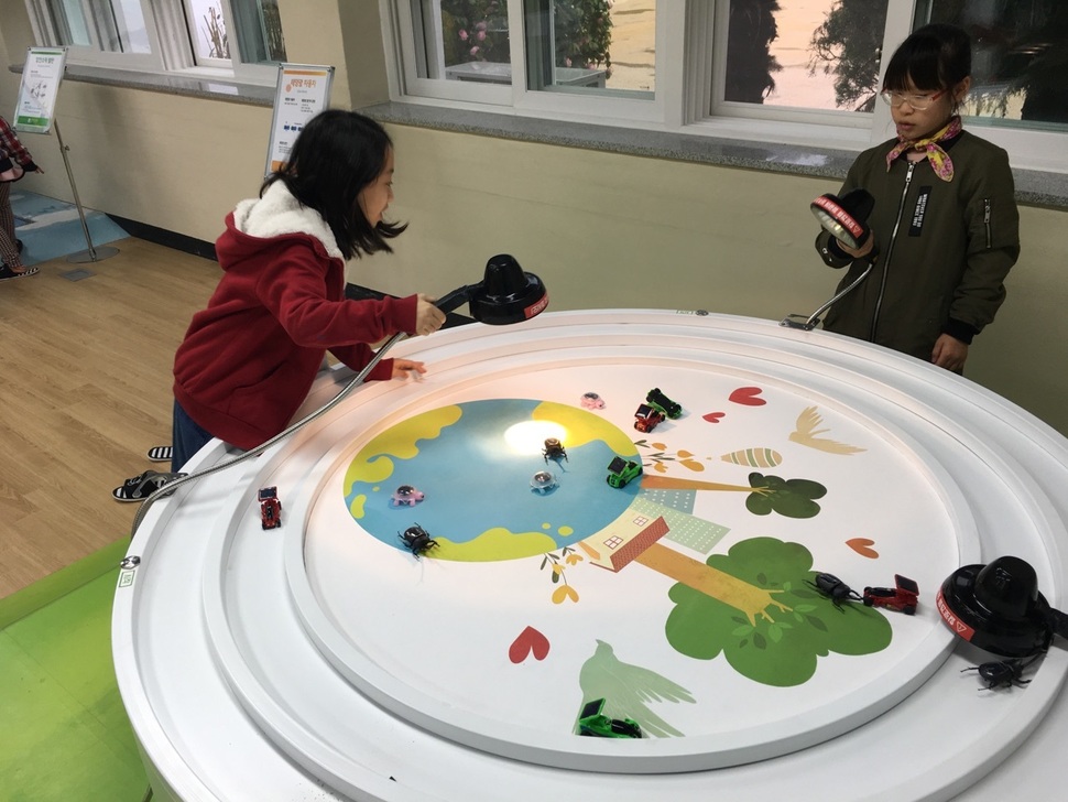 학리 기후변화교육센터에서 학생들이 태양광 자동차를 실험하고 있다. 자동차에 달린 태양광전지판에 전등을 대면 자동차가 움직인다. 부산시교육청 제공