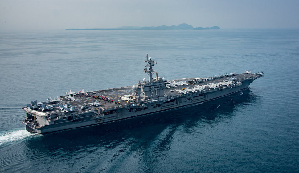 미국 해군 항공모함 칼빈슨호가 지난 15일 인도네시아 수마트라와 자바 섬 사이의 순다해협을 지나고 있다. 미 해군 촬영