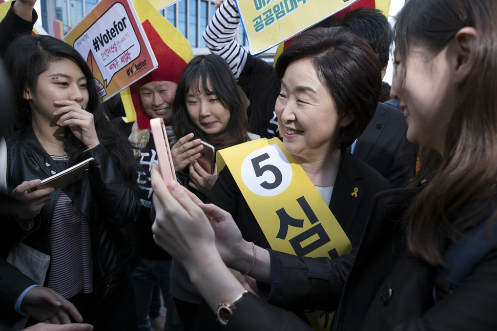 19일 오후 서울 서대문구 현대백화점 유플렉스 앞에서 심상정 정의당 대통령 후보가 선거 유세를 하던 중 지지 시민들과 함께 사진 촬영을 하고 있다.  김성광 기자 flysg2@hani.co.kr