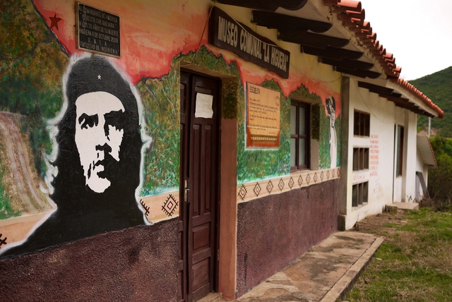 체 게바라의 초상화가 곳곳에 걸려있는 라 이케라 마을. 사진 노동효 제공