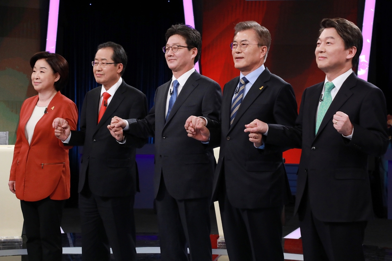 심상정 정의당 대선후보(왼쪽부터), 홍준표 자유한국당 대선후보, 유승민 바른정당 대선후보, 문재인 더불어민주당 대선후보, 안철수 국민의당 대선후보가 19일 오후 서울 여의도 KBS본관에서 열린 KBS 주최 대선후보 토론회에서 토론 전 기념촬영을 하고 있다. 국회사진기자단