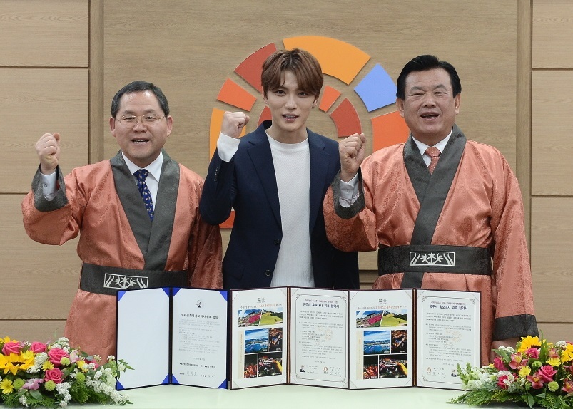 지난 19일 오후 공주시청에서 열린 ‘백제문화제·공주시 홍보대사’ 위촉식에 참석한 최종호 백제문화제추진위원장(맨 왼쪽)과 김재중씨(가운데), 오시덕 공주시장의 모습. 공주시 제공