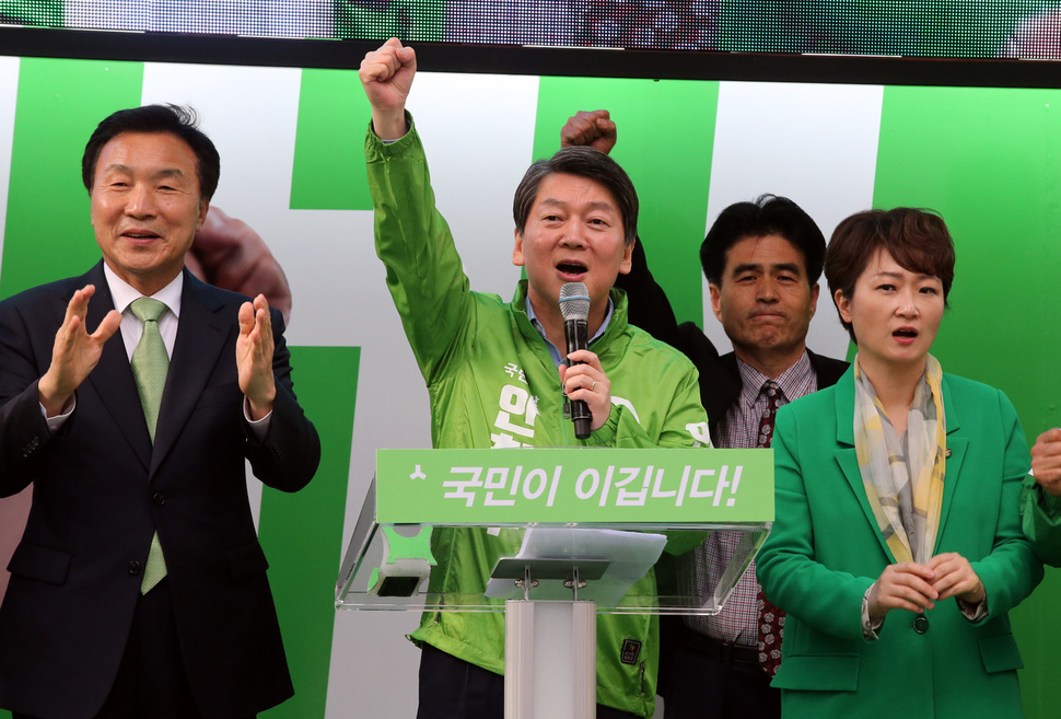 안철수 국민의당 대선후보가 20일 오후 서울 중구 남대문시장에서 대통령 선거 유세를 하고 있다. 김태형 기자 xogud555@hani.co.kr