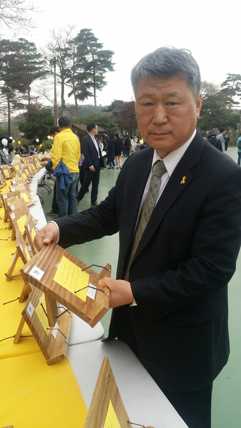 16일 경기 안산의 정부합동분향소 인근 야외공연장에서 박인환 안산 화정감리교회 목사가 자신이 제작한 306개의 ‘416기억독서대’를 보고 있다. 홍용덕 기자