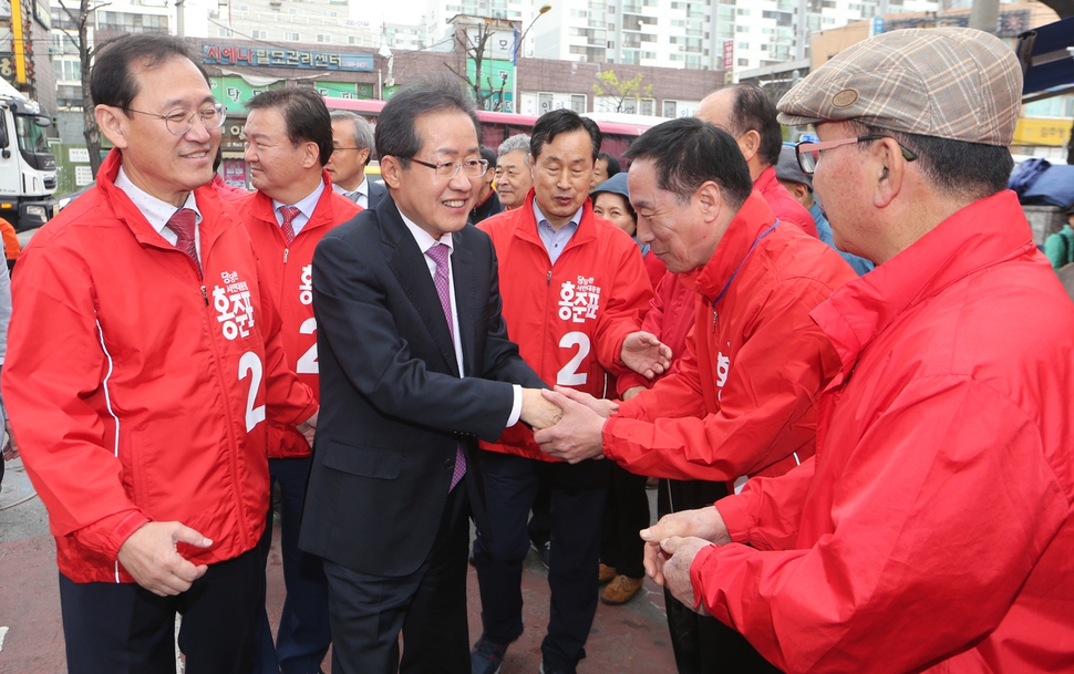 홍준표 자유한국당 대통령 후보가 20일 오전 인천 구월동 모래내시장을 찾아 지지자들과 인사하고 있다. 인천/김정효 기자 hyopd@hani.co.kr