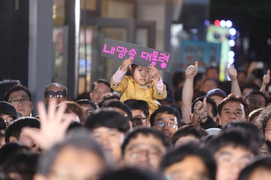 20일 충북 청주시 성안길에서 열린 한 대선 후보의 유세에 모인 시민들이 후보의 발언을 경청하고 있다. 청주/연합뉴스