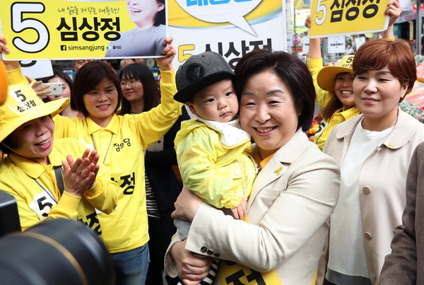 심상정 정의당 대통령 후보가 20일 오전 경남 창원시 성산구 반송시장을 찾아 어린아이를 안고 웃어보이고 있다. 창원/연합뉴스