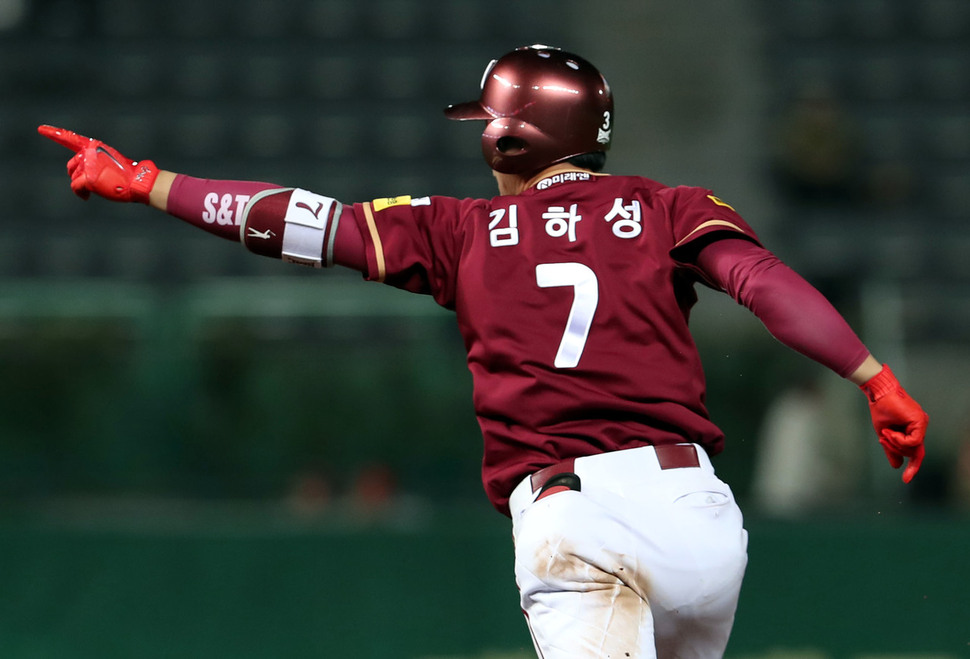 넥센 김하성이 20일 인천 에스케이(SK)행복드림구장에서 열린 프로야구 에스케이와의 경기에서 8회초 1사 2루에서 역전 2점홈런을 치고 그라운드를 돌고 있다. 연합뉴스
