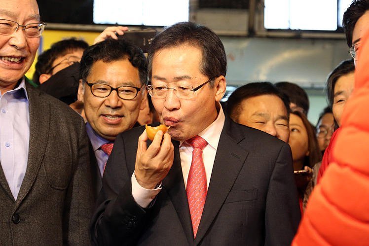 17일 서울 송파구 가락시장을 찾은 자유한국당 홍준표 대선후보가 토마토를 맛보고 있다. 홍준표캠프공식사이트