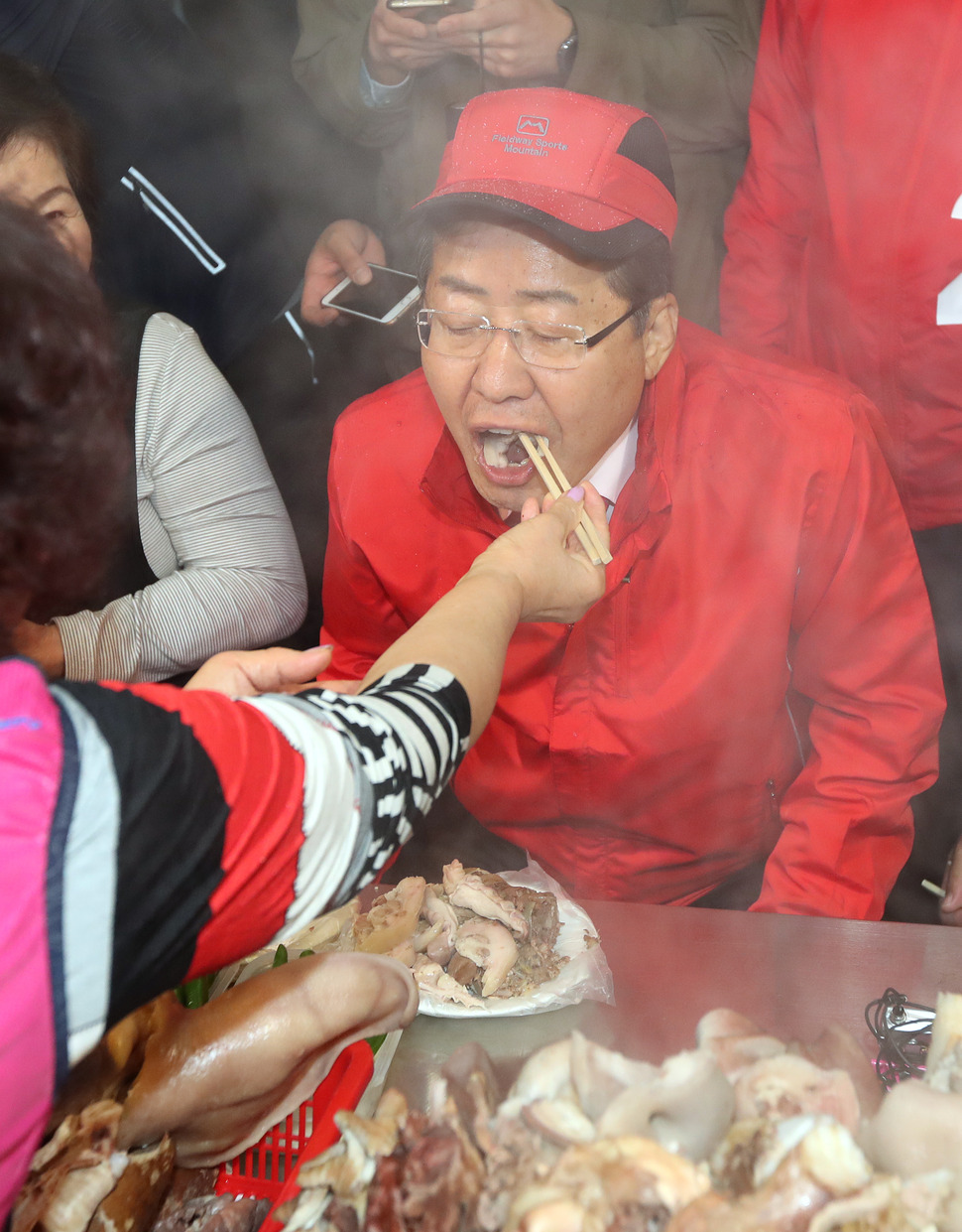 자유한국당 홍준표 대선후보가 17일 오후 대전 중앙시장을 방문해 상인이 건네준 수육을 먹고 있다. 연합뉴스