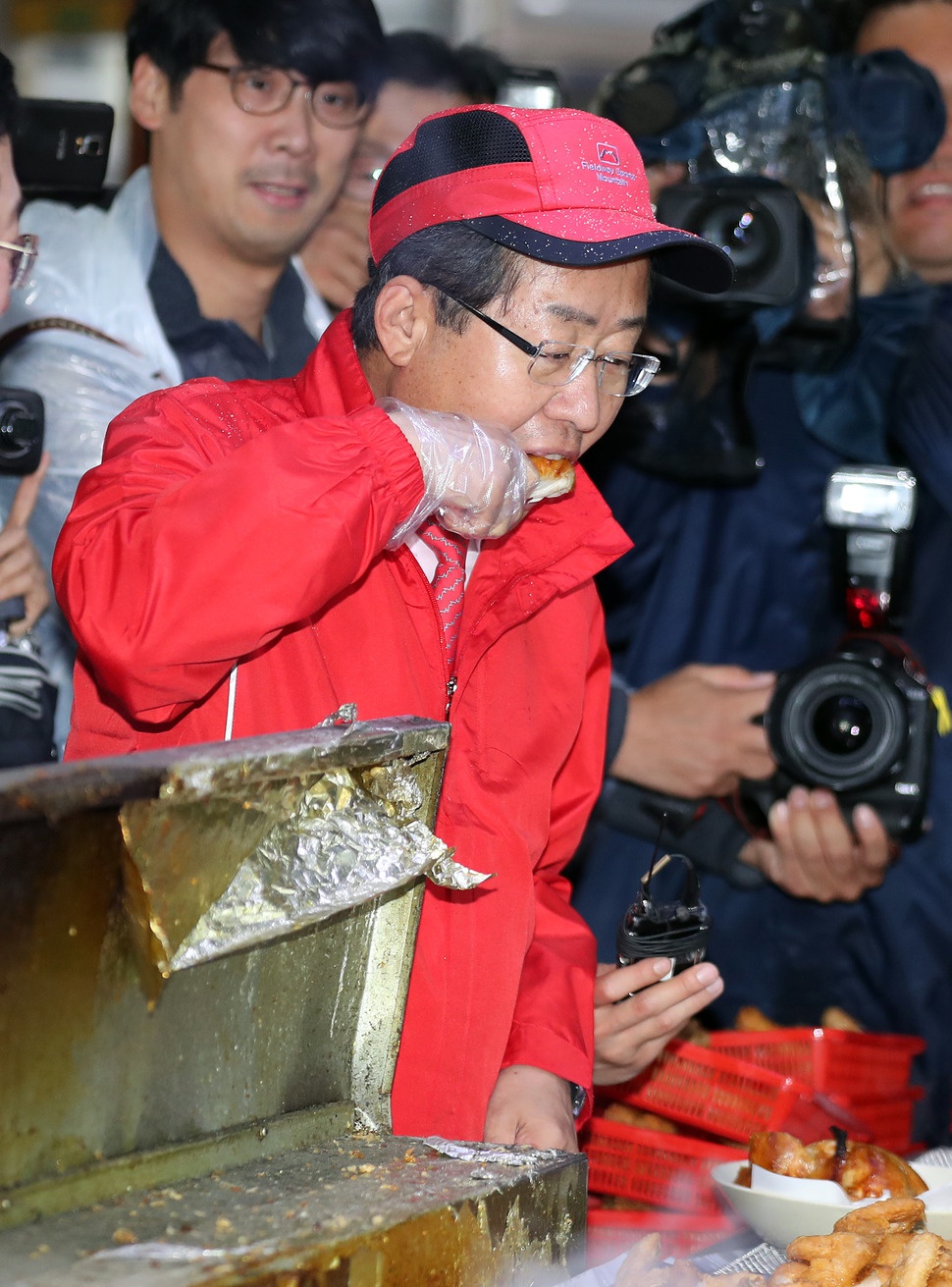 자유한국당 홍준표 대선후보가 17일 오후 대전 중앙시장을 방문해 상인이 건네준 닭고기구이를 먹고 있다. 연합뉴스