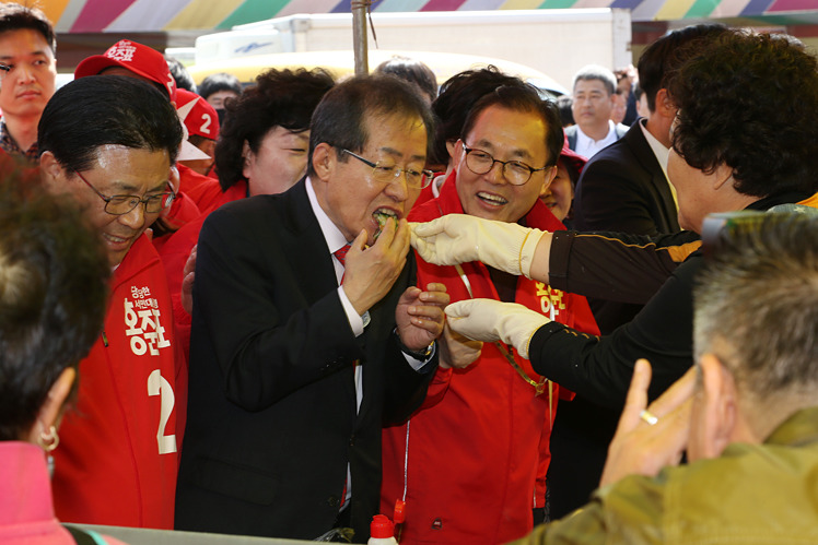 자유한국당 홍준표 대선후보가 18일 오전 울산 남창시장에서 상인이 준 음식을 먹고 있다. 홍준표캠프공식사이트