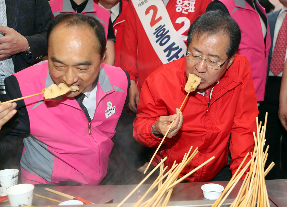 홍준표 자유한국당 대선 후보가 18일 부산 중구 부평깡통시장을 찾아 어묵을 먹고 있다. 연합뉴스