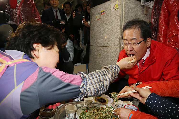 17일 대구 칠성시장에서 자유한국당 홍준표 대선후보가 상인이 준 파전을 먹고 있다. 홍준표캠프공식사이트