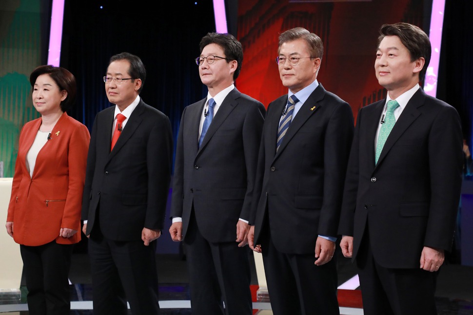 심상정 정의당 대선후보(왼쪽부터), 홍준표 자유한국당 대선후보, 유승민 바른정당 대선후보, 문재인 더불어민주당 대선후보, 안철수 국민의당 대선후보가 19일 오후 서울 여의도 KBS본관에서 열린 KBS 주최 대선후보 토론회에서 토론 전 기념촬영을 하고 있다. 국회사진기자단