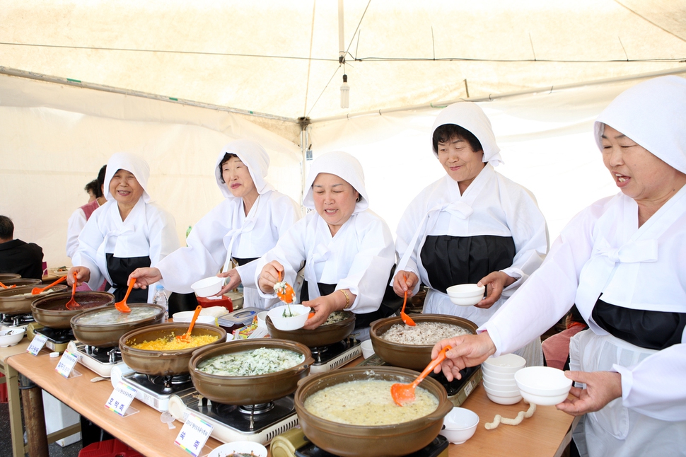 정선토속음식축제가 21~23일 북평면 나전역 일대에서 열린다. 북평면 주민들이 다양한 토속음식을 선보이고 있다. 정선군청 제공