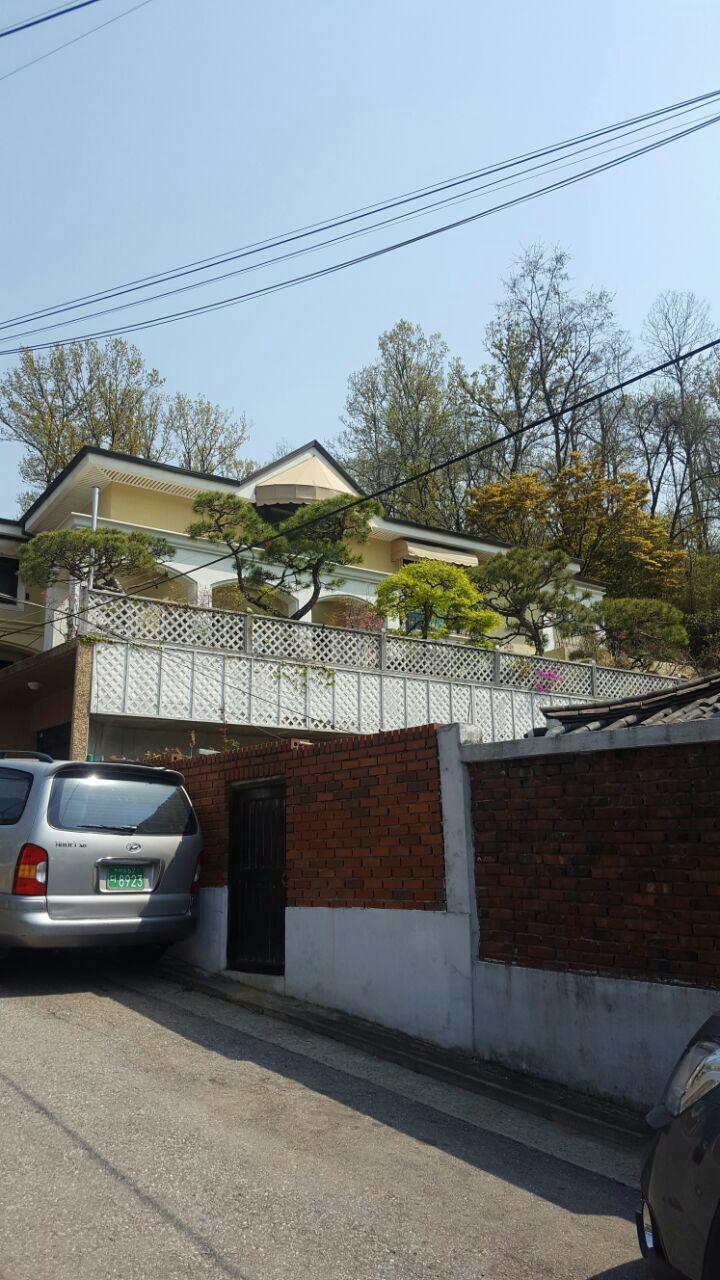 박근혜 전 대통령이 삼성동 집을 처분하고 이사를 하게 될 서울 내곡동 새 사저의 모습. <독자 제공>