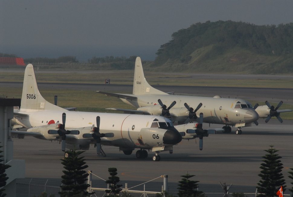 한국 관광객들이 오키나와를 방문할 때 이용하는 나하국제공항이 있는 나하 기지에는 일본 항공자위대 주력전투기인 F-15 전투기를 비롯해 조기경보기(E2C) 등 일본 군사력의 최전선이 눈앞에 펼쳐져 있다.