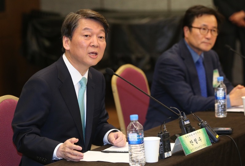 안철수 국민의당 대통령 후보가 21일 오전 서울 명동 은행회관에서 열린 ‘대선후보 초청 편집인협회 세미나’에서 질의에 답하고 있다.강창광 기자 chang@hani.co.kr