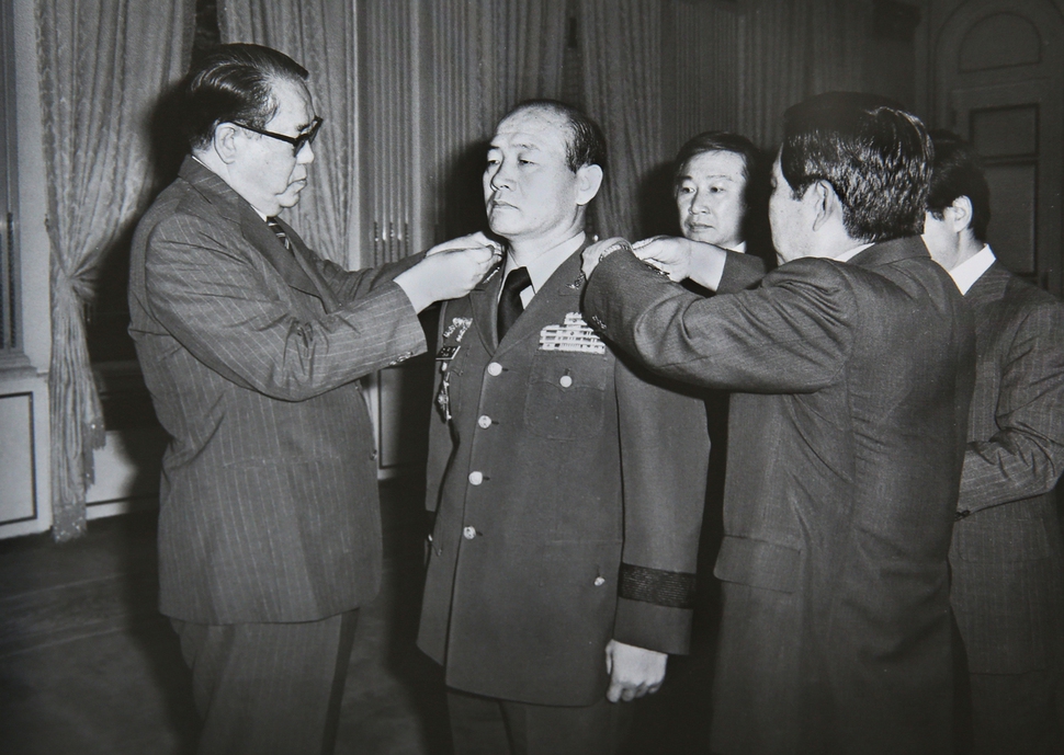 1980년 8월6일 최규하 대통령이 육군대장으로 진급하는 전두환에게 계급장을 달아주고 있다. 대한민국정부기록사진집