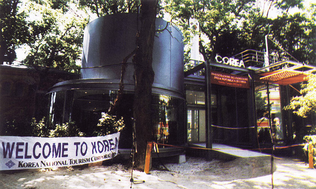 1995년 개관할 당시의 베네치아 비엔날레 한국관. 투명창으로 전면을 두른 건물 얼개가 전시공간에 맞지 않아 미술계에서는 건물을 리모델링해야한다고 요구해왔다.