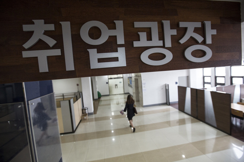 한 졸업생들이 서울 서대문구 연세대학교 학생회관 2층 취업광장에서 졸업식 가운을 벗고 있다. 김성광 기자 flysg2@hani.co.kr