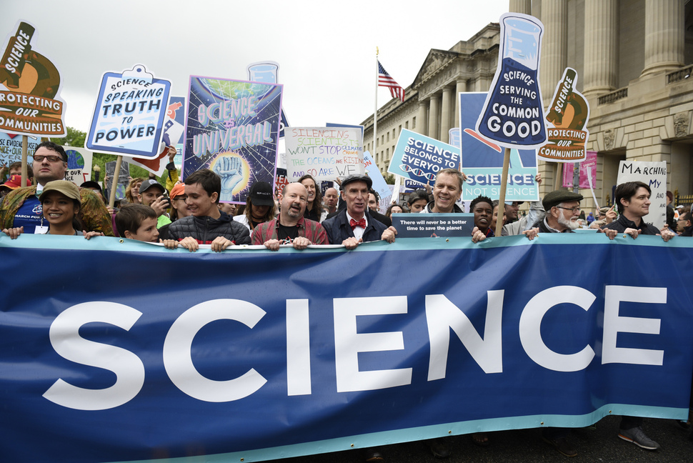 ‘지구의 날’을 맞은 22일(현지시각) 미국 워싱턴에서 벌어진 ‘과학을 위한 행진’(March for Science)에 참가한 과학자 등이 팻말과 대형 펼침막을 들고 환경보호청 건물을 앞을 지나고 있다. 워싱턴/AP 연합뉴스