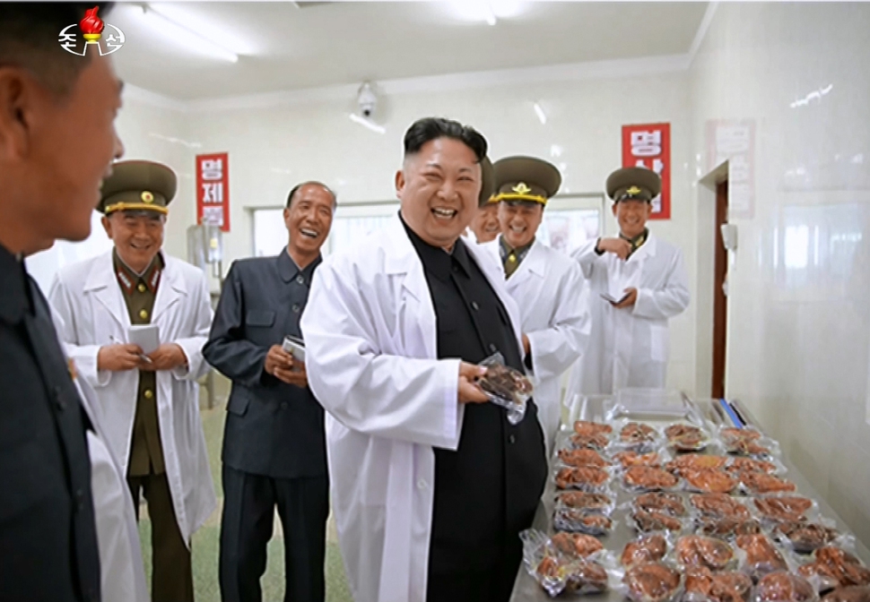 김정은 북한 노동당 위원장이 북한군 공군부대의 돼지공장을 시찰했다고 조선중앙TV가 23일 보도했다. 연합뉴스