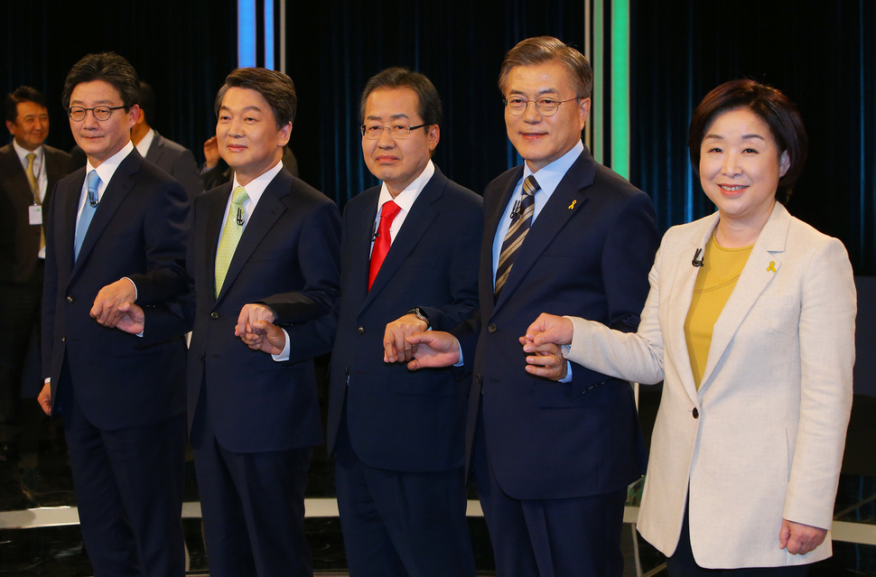 바른정당 유승민(왼쪽부터), 국민의당 안철수, 자유한국당 홍준표, 더불어민주당 문재인, 정의당 심상정 대선 후보가 23일 오후 서울 여의도 KBS에서 열린 중앙선거방송토론위원회 대선후보 초청 토론회에서 포즈를 취하고 있다.