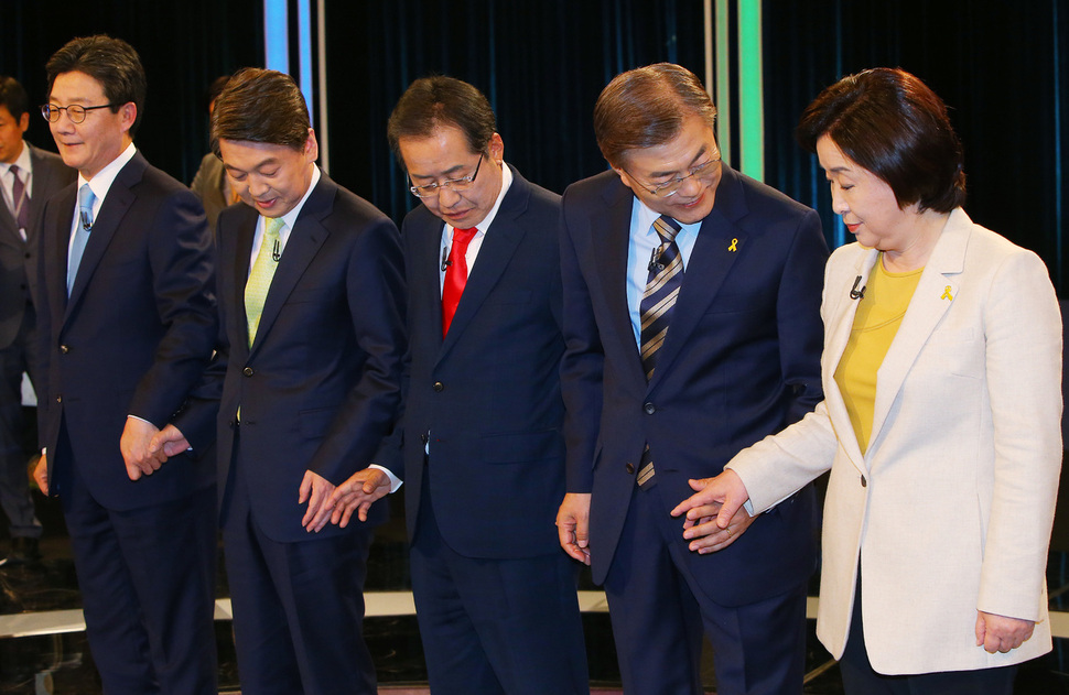 바른정당 유승민, 국민의당 안철수, 자유한국당 홍준표, 더불어민주당 문재인, 정의당 심상정 대선후보가 23일 오후 서울 여의도 KBS에서 열린 중앙선관위 대선후보 초청 1차 토론회에서 손을 잡고 있다. 국회사진기자단