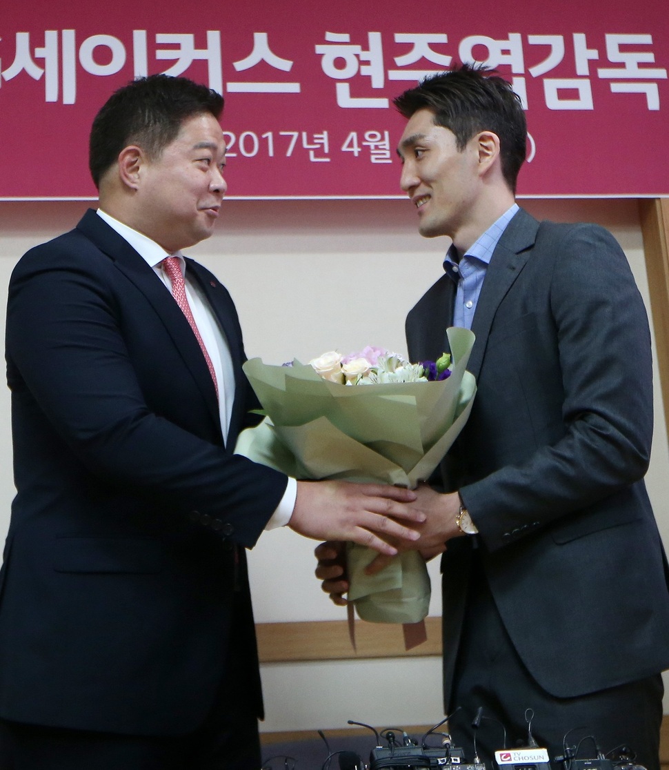 현주엽 신임 창원 LG 감독이 24일 오전 서울 송파구 잠실야구장에서 열린 취임식에서 주장 기승호로부터 꽃다발을 받고 있다. 연합뉴스