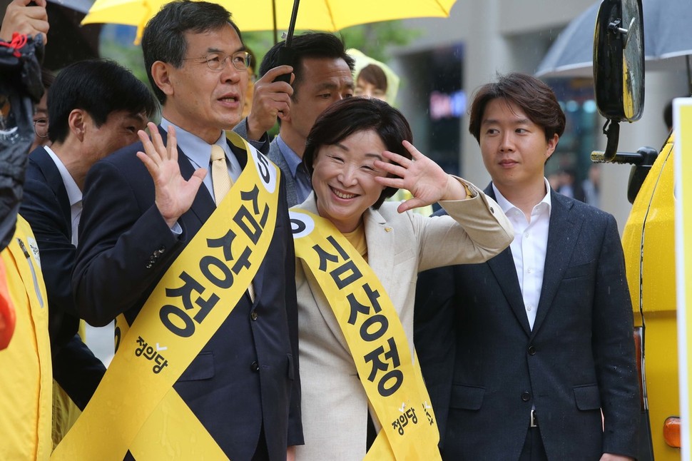 심상정 정의당 대선후보가 17일 오전 서울 구로구 구로디지털단지에서 대선출정선언을 하러 무대에 오르기 전 남편 이승배(왼쪽)씨와 함께 손가락을 모두 펴 기호 5번을 표시하고 있다. 김태형 기자 xogud555@hani.co.kr