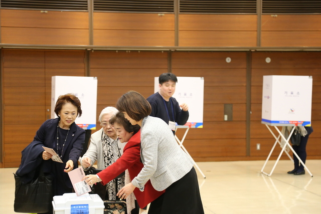 25일 일본 도쿄 미나토구 미나미아자부에 자리한 주일 한국영사관에서 재일동포 유권자가 한 표를 행사하고 있다. 도쿄/연합뉴스