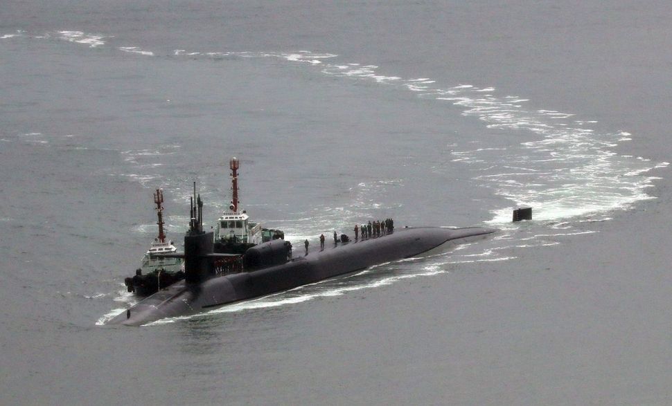 미국의 핵추진 잠수함 미시간(SSGN 727)이 25일 해군 부산기지에 입항하고 있다. 길이 170.6ｍ, 폭 12.8ｍ, 배수량 1만9천t으로 세계 최대규모인 이 잠수함에는 사거리 2천㎞가 넘는 토마호크 미사일 150여 발이 실려 있다. 부산/연합뉴스