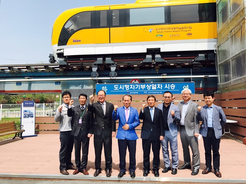 김윤식 경기 시흥시장이 25일 한국기계연구원과 함께 오이도역~배곧새도시 사이 자기부상열차 도입을 위한 상호협력 협약서를 체결했다.사진 시흥시 제공