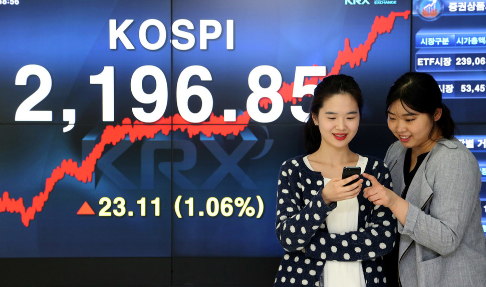 25일 오후 서울 여의도 한국거래소에서 직원들이 코스피 지수를 확인하고 있다. 전날보다 23.11포인트 (1.06%) 오른 2196.85로 마감했다.한국거래소 제공