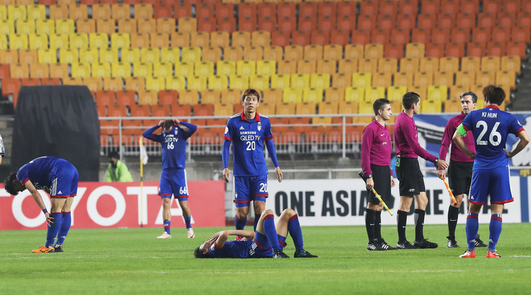 수원 삼성 선수들이 25일 저녁 수원월드컵경기장에서 열린 2017 아시아축구연맹(AFC) 챔피언스리그 조별리그 G조 5차전에서 가와사키 프론탈(일본)한테 0-1로 진 뒤 아쉬워하고 있다. 수원/연합뉴스