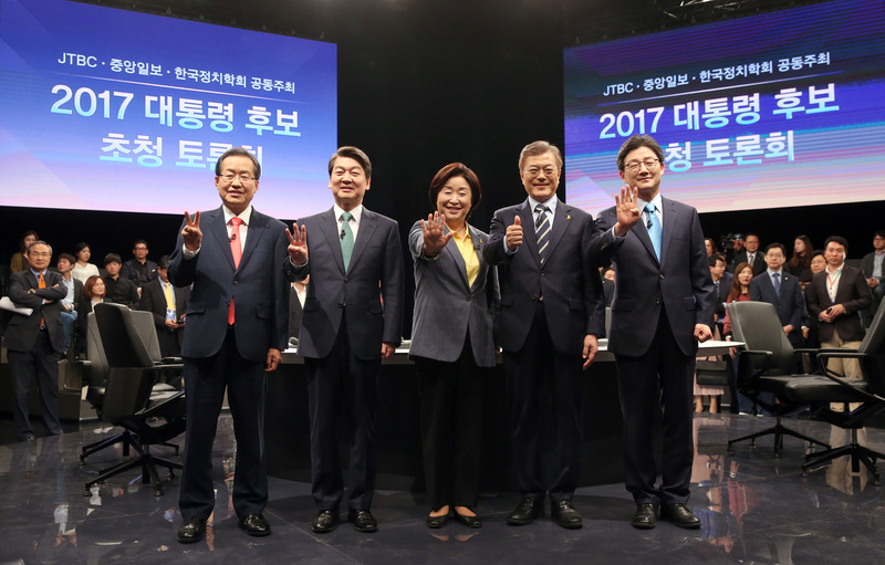 자유한국당 홍준표(왼쪽부터), 국민의당 안철수, 정의당 심상정, 더불어민주당 문재인, 바른정당 유승민 대통령 후보가 25일 밤 경기 고양시 일산동구 빛마루 방송지원센터에서 제이티비시(JTBC)·중앙일보·한국정치학회 주최로 열린 ‘2017 대통령 후보 초청 토론회’에서 각자의 기호를 표시하면서 기념사진을 찍고 있다. 고양/국회사진기자단